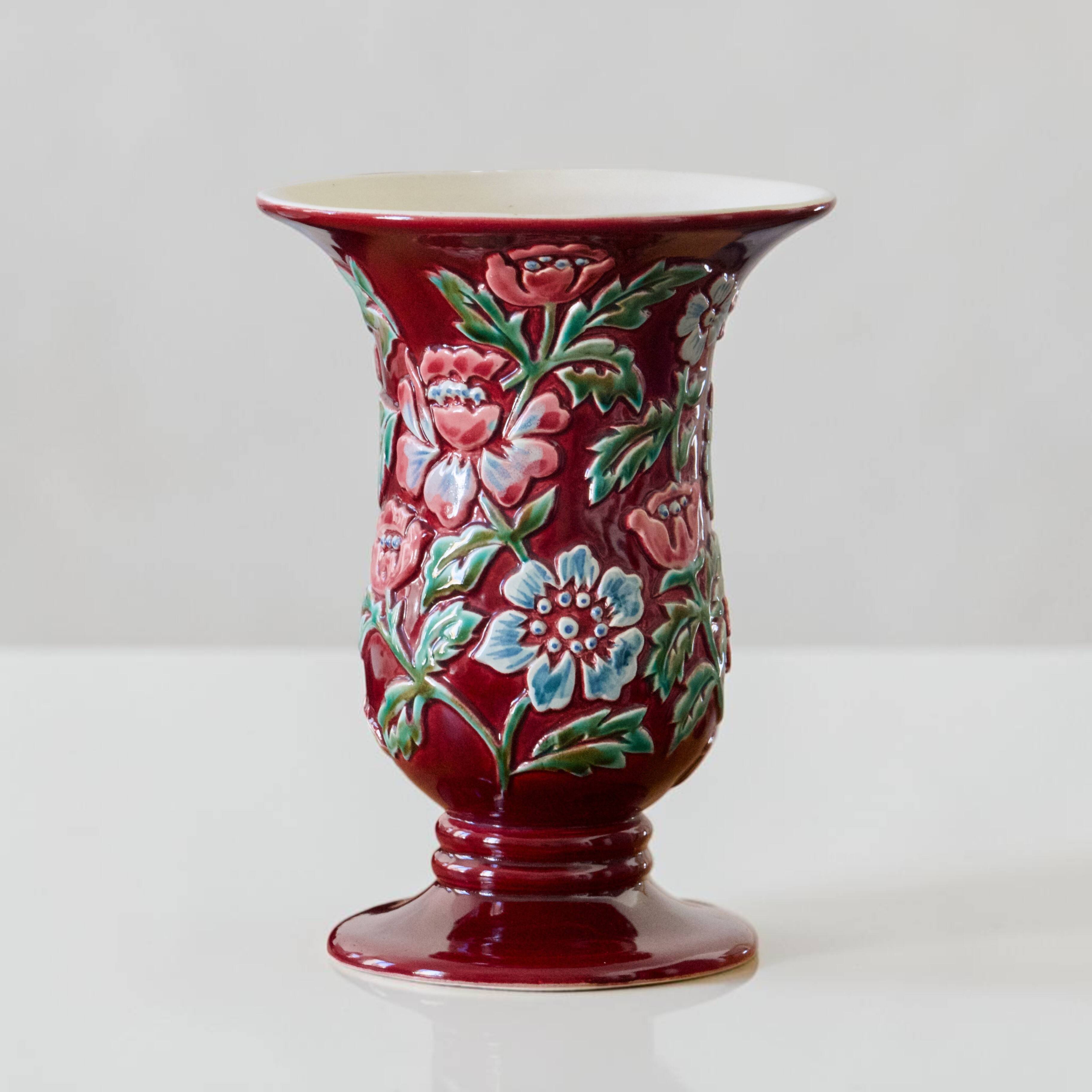 Vase signé CAB Céramique d'Art de Bordeaux en barbotine fleuri
