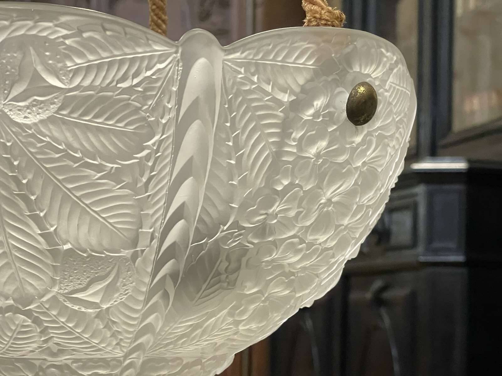 Suspension in white Art Deco period glass in the taste of Lalique