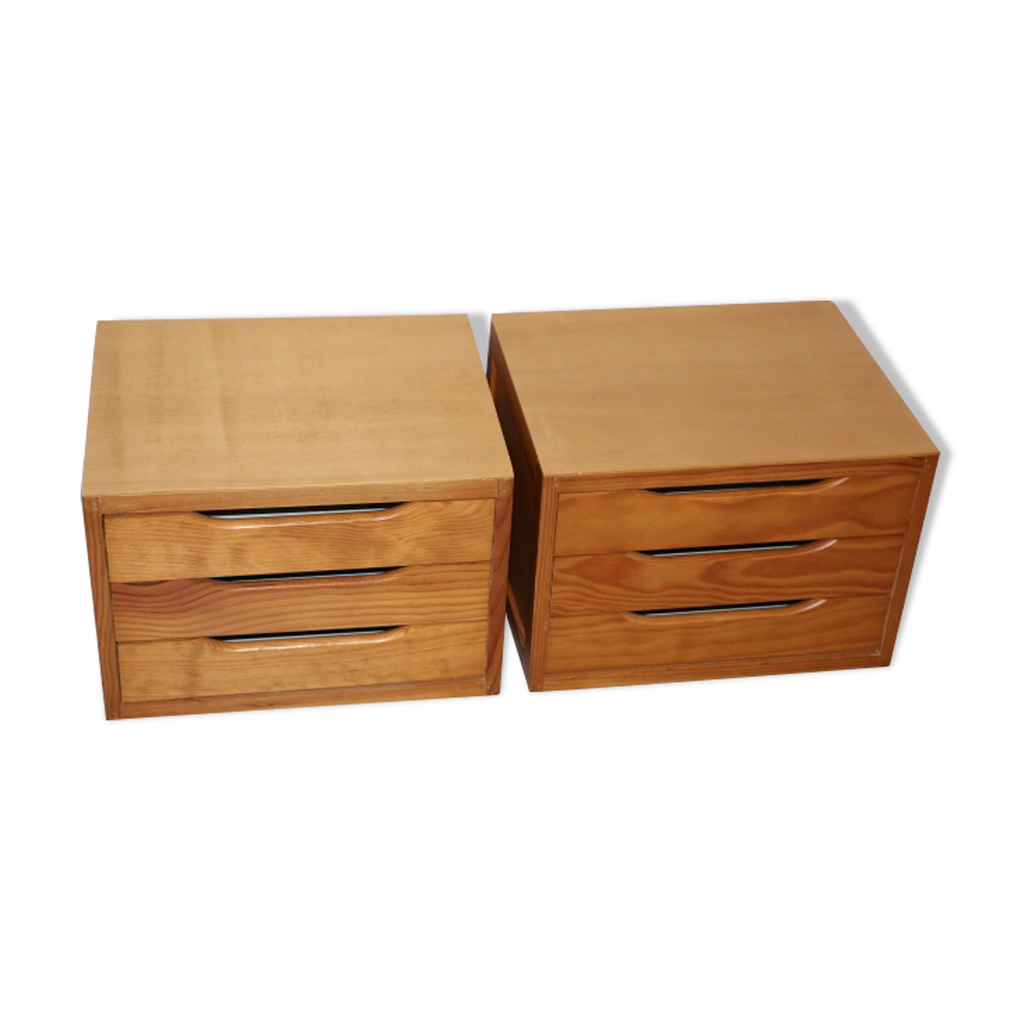 2 pine veneer bedside tables
