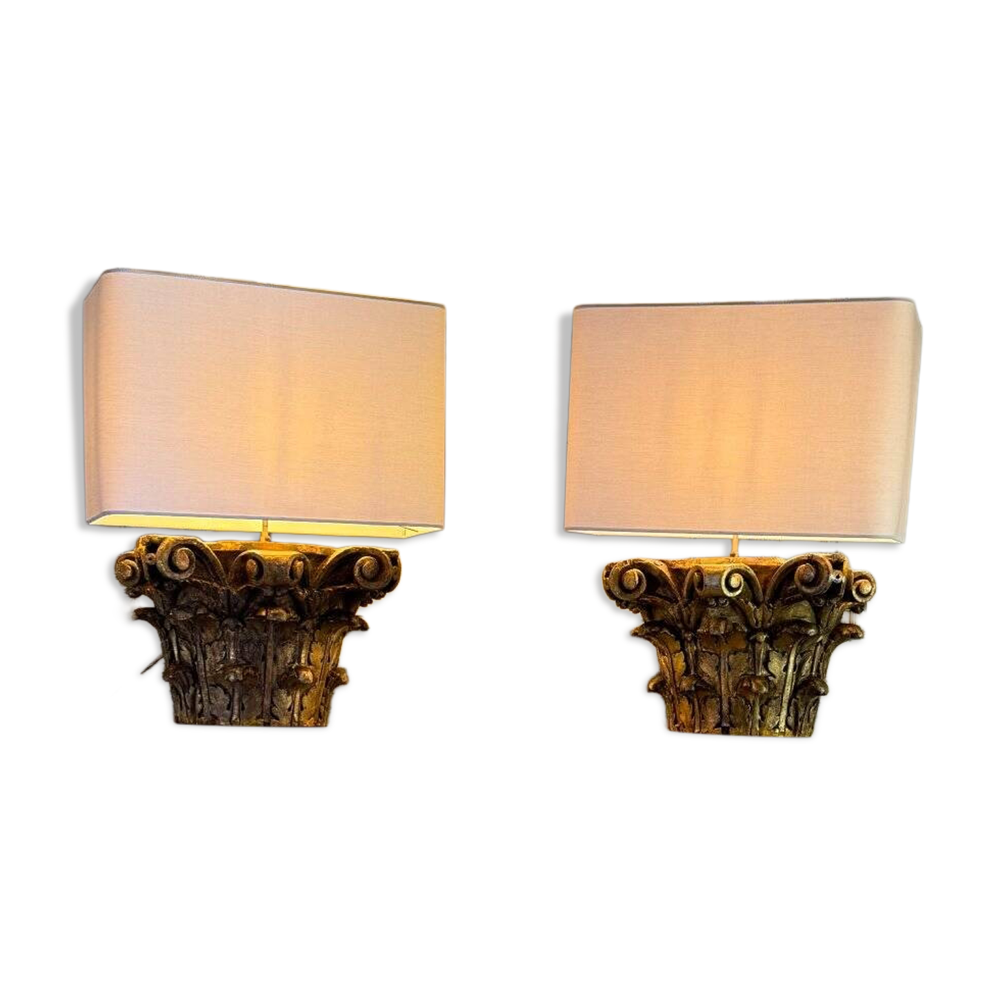 Pair of table lamps, half Corinthian capitals in carved and gilded wood, 18th century