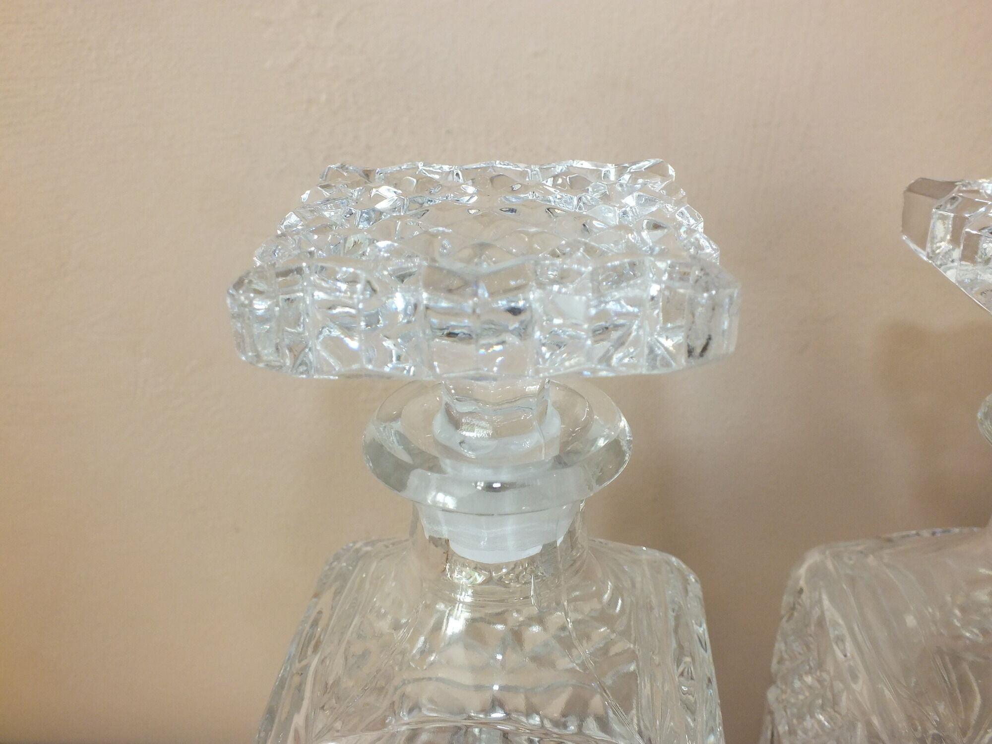 Tantalus - Bottle-carrying liquor cellar with 3 crystal decanters