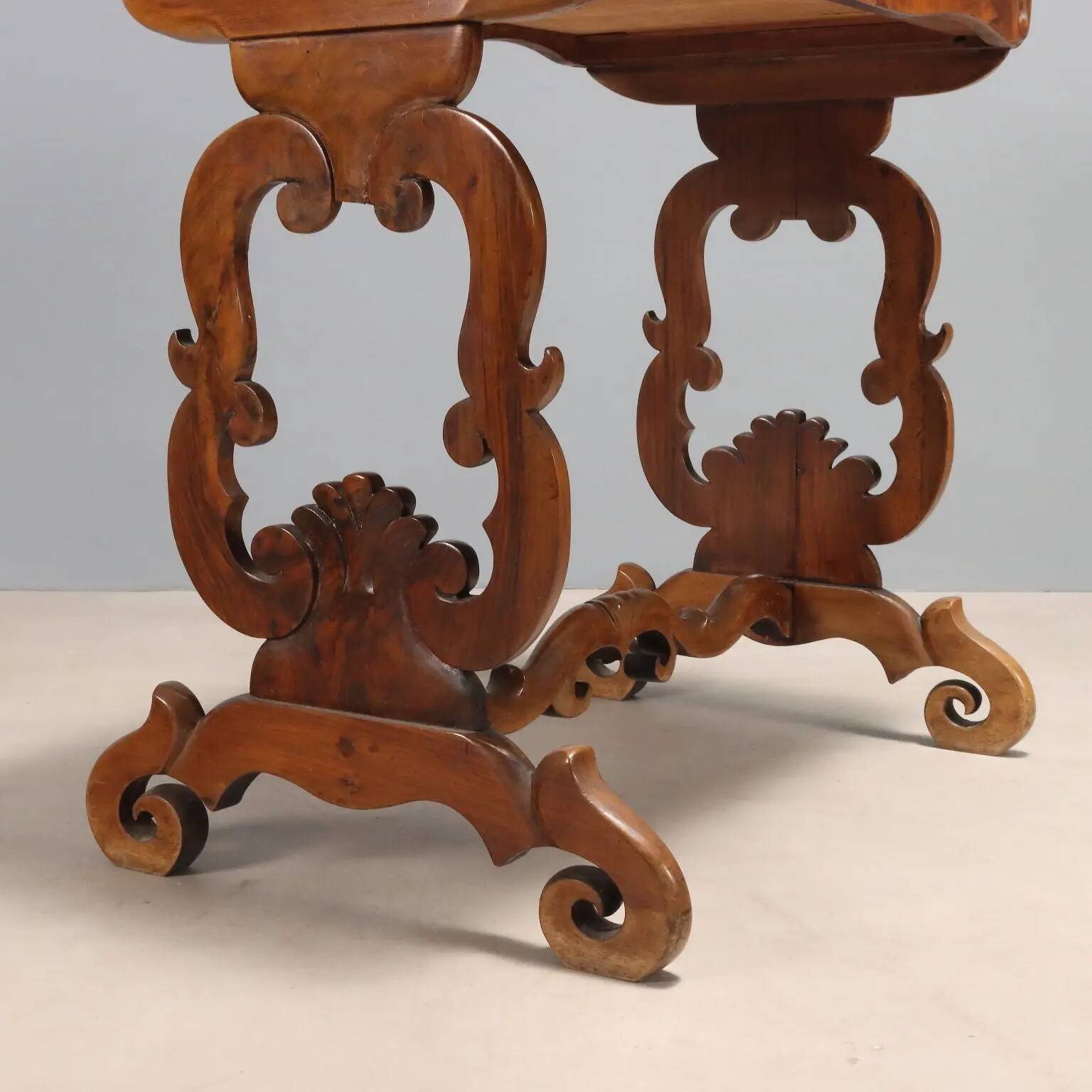Antique Louis-Philippe writing desk in walnut, Italy, 19th century.