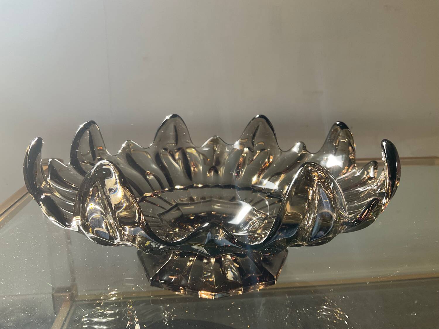 Vintage empty pocket cup in smoked glass paste