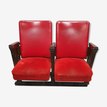 Paire fauteuils de salle de spectacle skaï rouge et fonte patinée