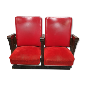 Paire fauteuils de salle de spectacle skaï rouge et fonte patinée