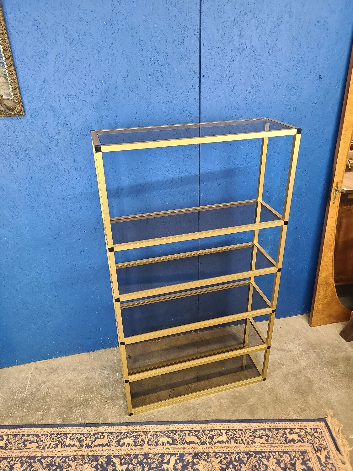 Étagère métal doré et verre fumé vers 1970
