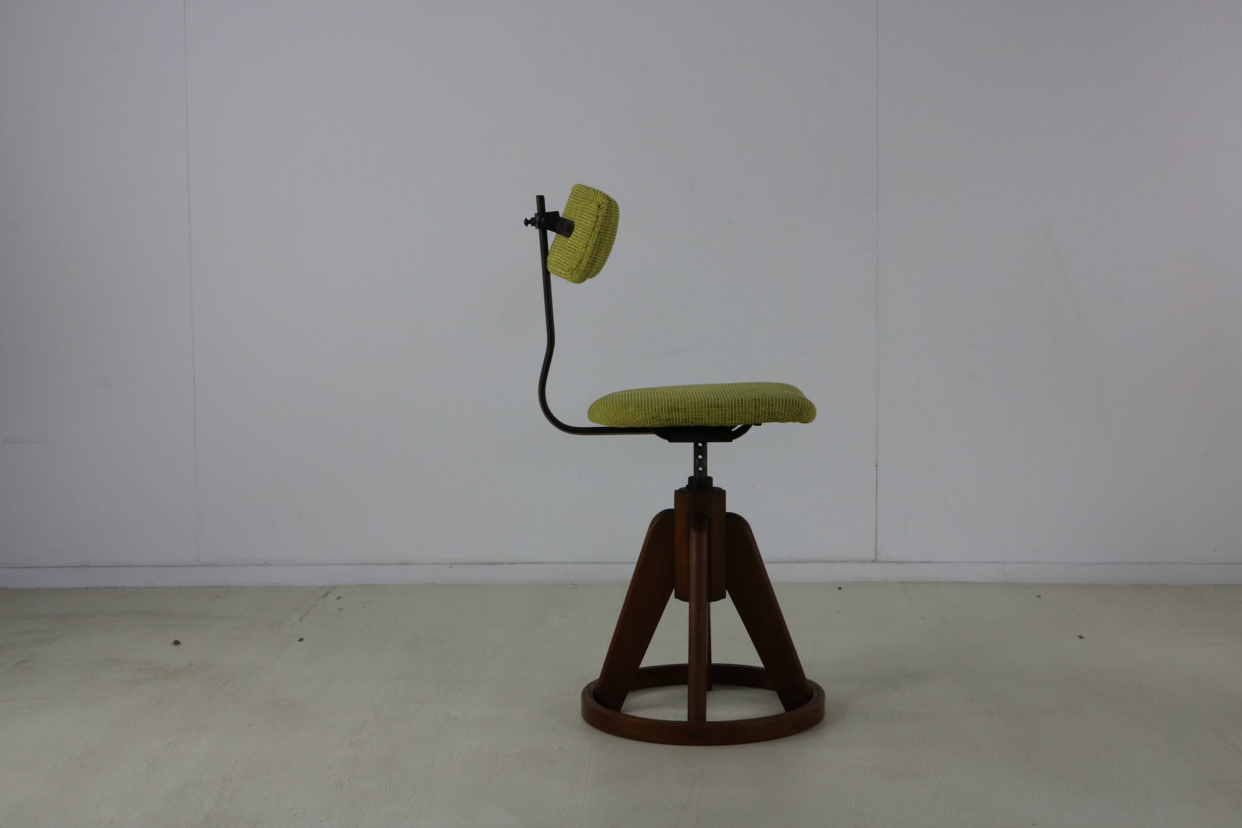 Fifties design working chair with stabilizing wooden ring base