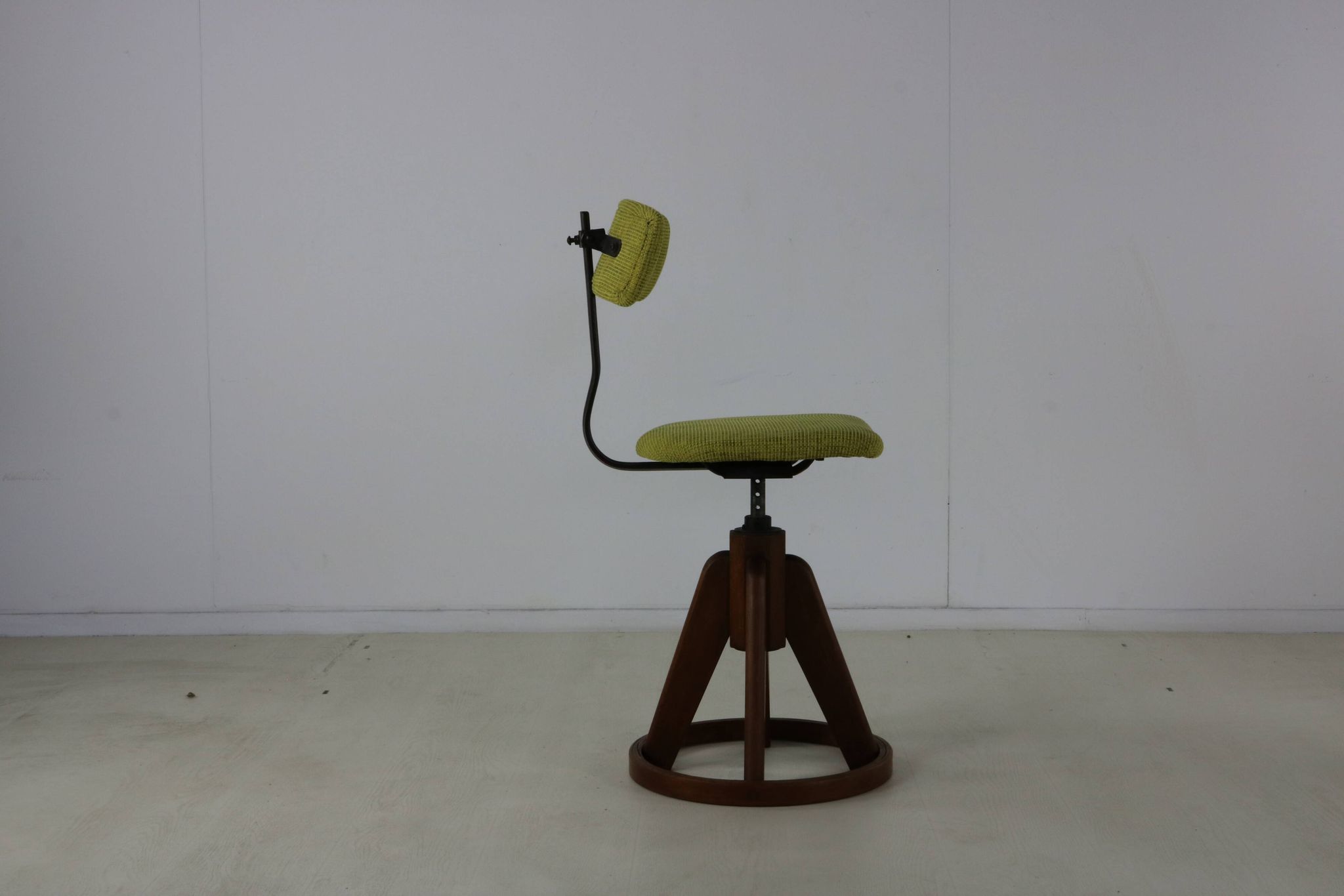 Chaise de travail design des années cinquante avec base en anneau en bois stabilisant.