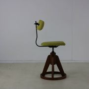 Chaise de travail design des années cinquante avec base en anneau en bois stabilisant.