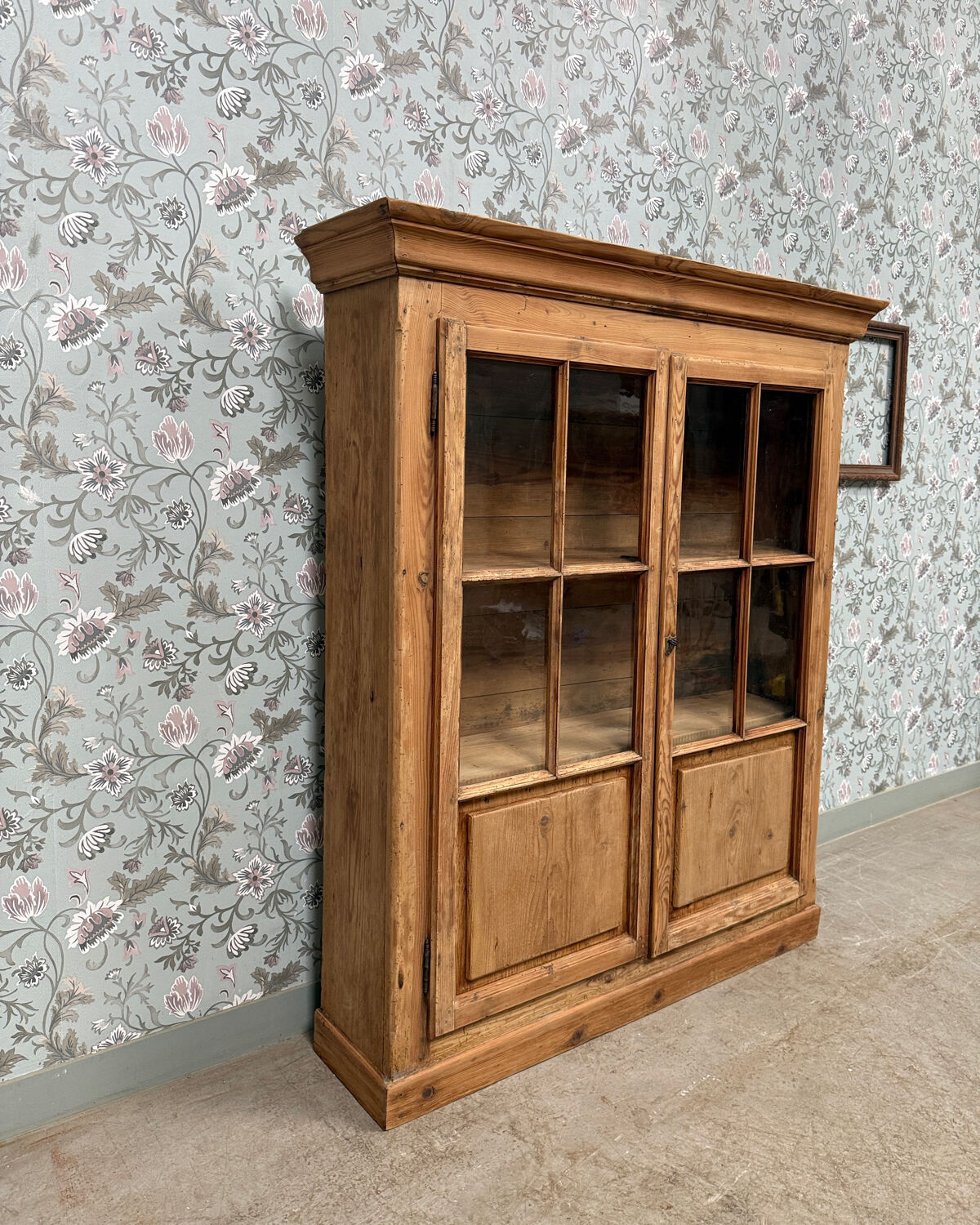 Chic display cabinet in pine (renovated)