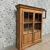 Chic display cabinet in pine (renovated)