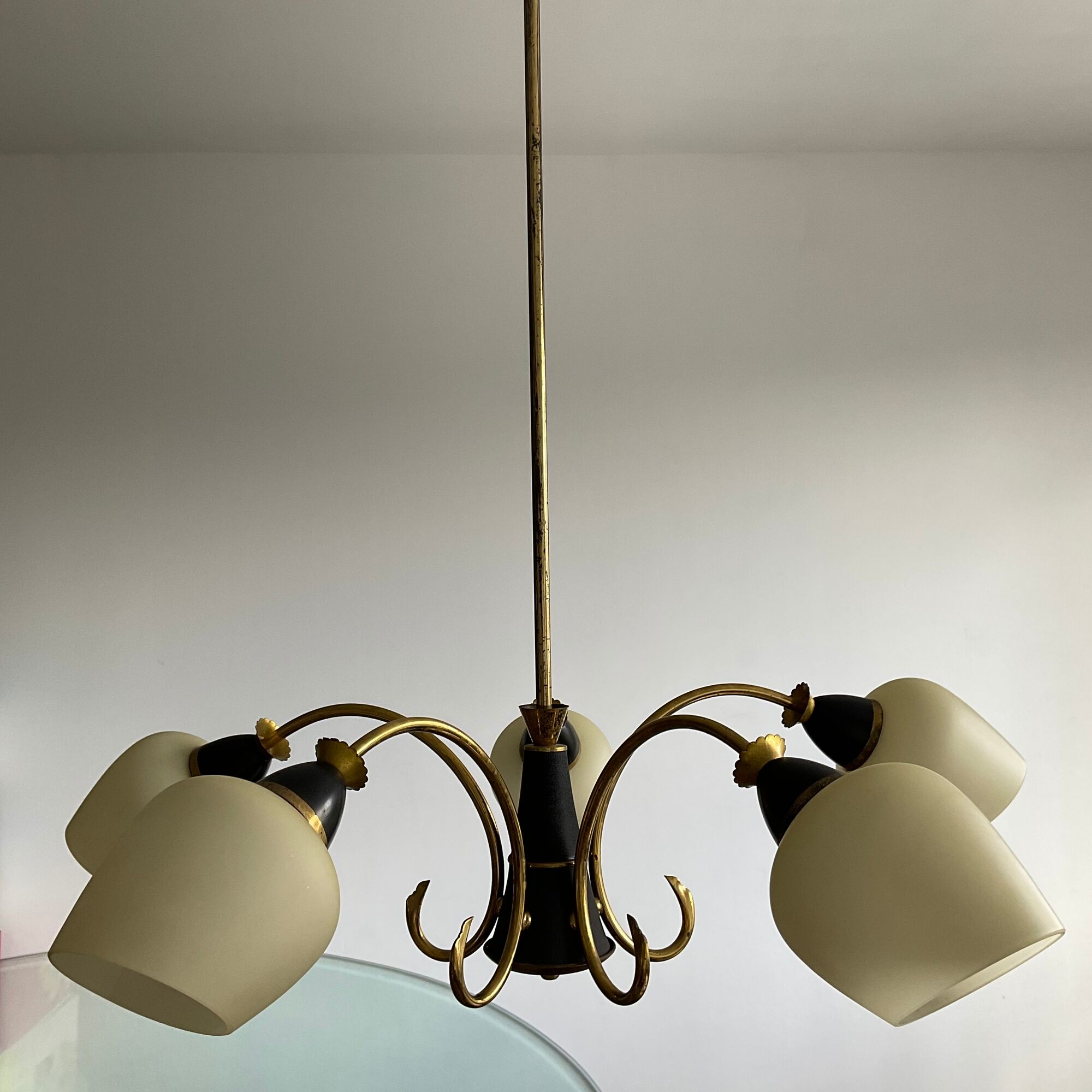 Art deco chandelier 6fires in brass, black metal and opaline