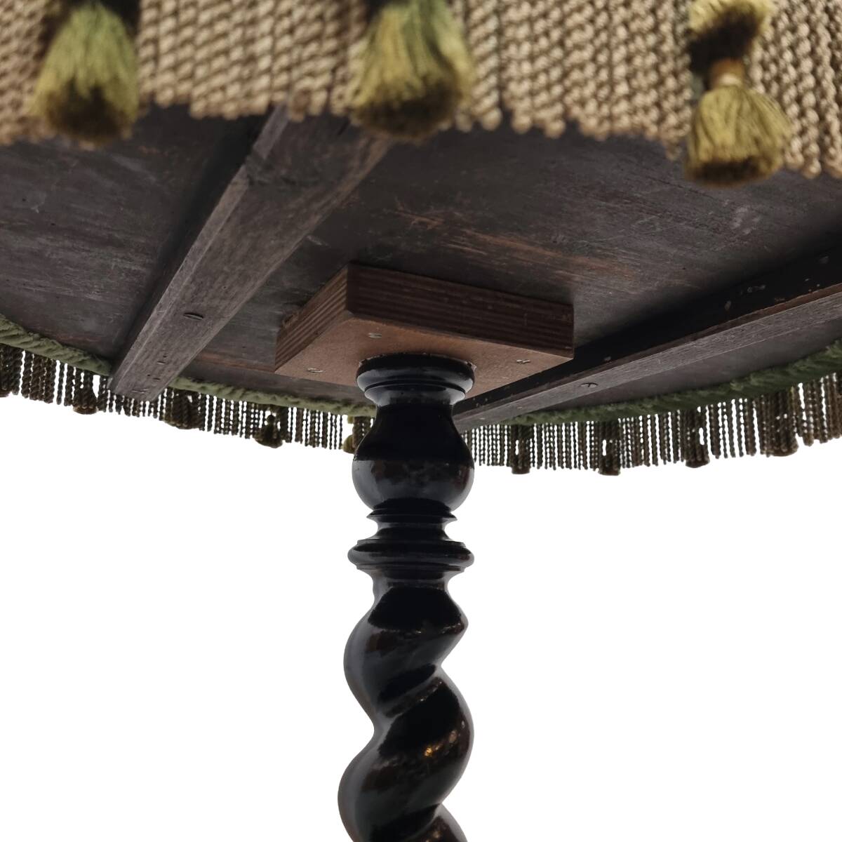 Table française ancienne avec velours et franges, fin du XIXe siècle
