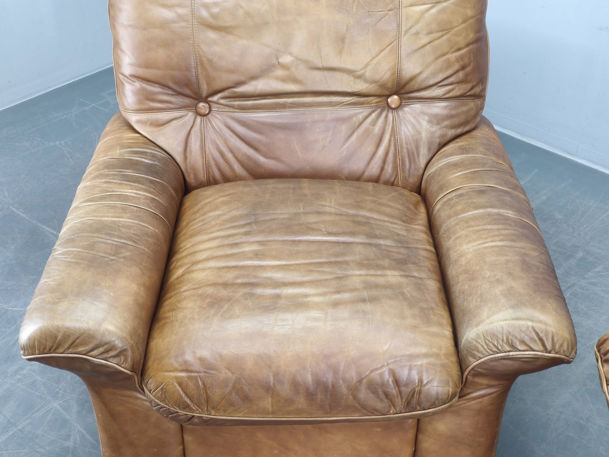 Paire de fauteuils lounge en cuir buffle cognac Arcon Italia