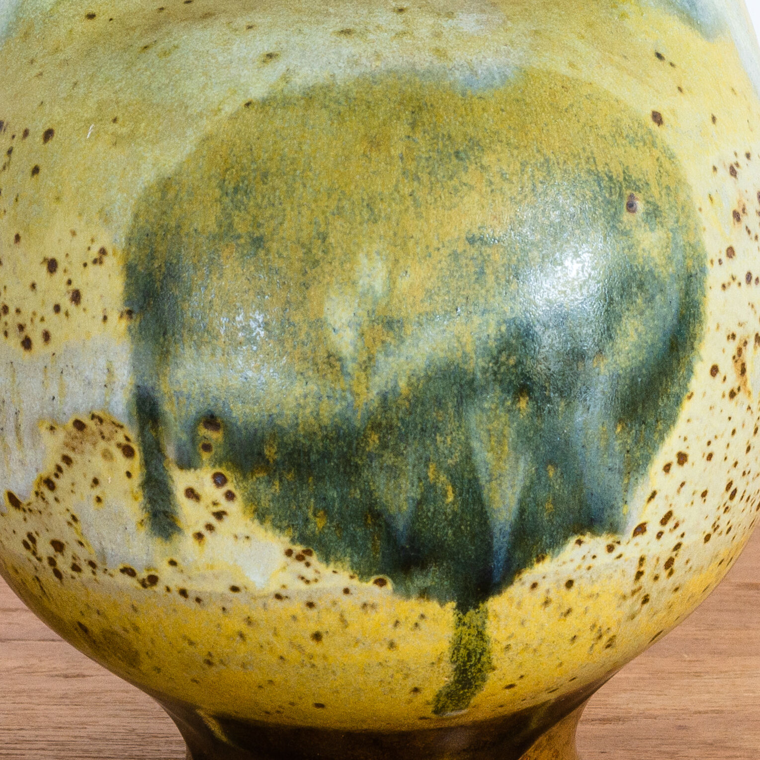 Green enamelled circular sandstone amphorae - Work Francais - Circa 1960