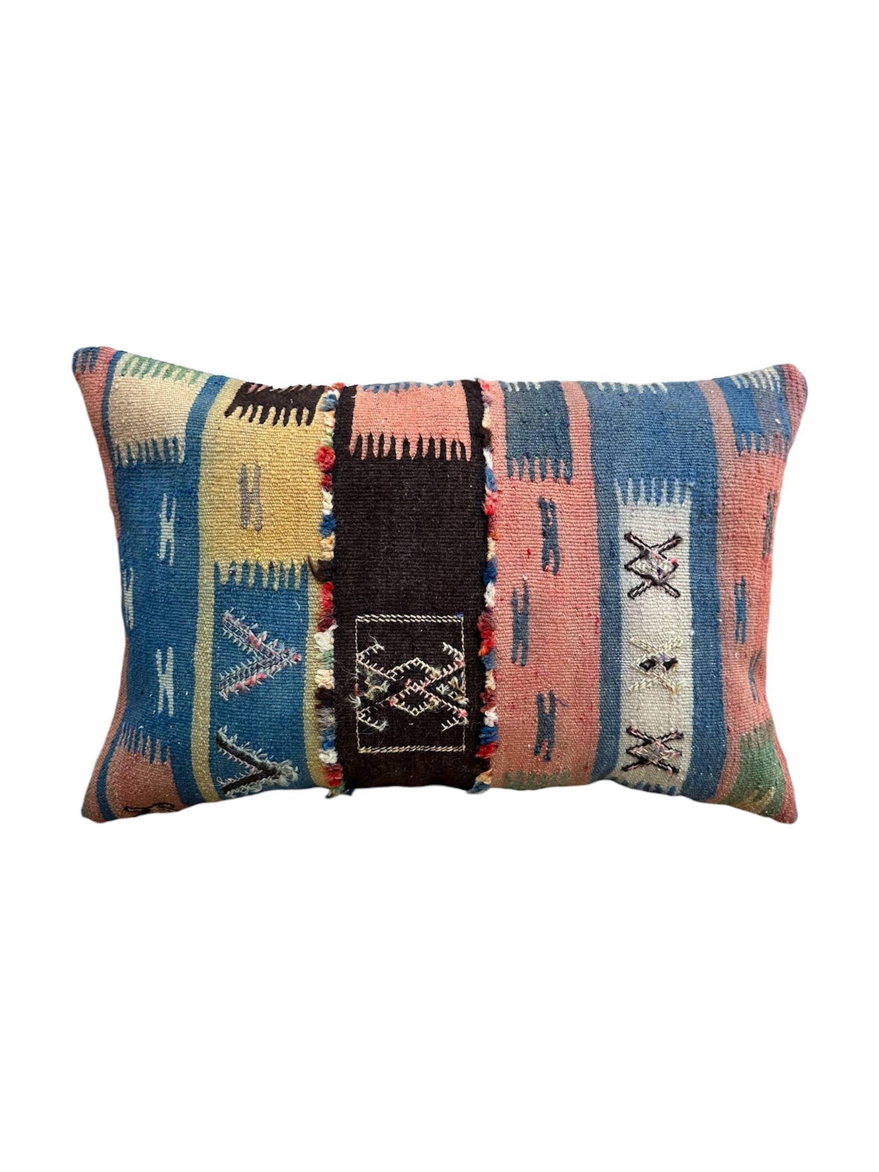 Magnifique coussin Kilim berbère vintage du Maroc