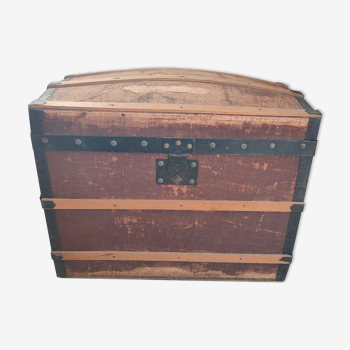 Old travel trunk at the beginning of the century
