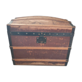 Old travel trunk at the beginning of the century