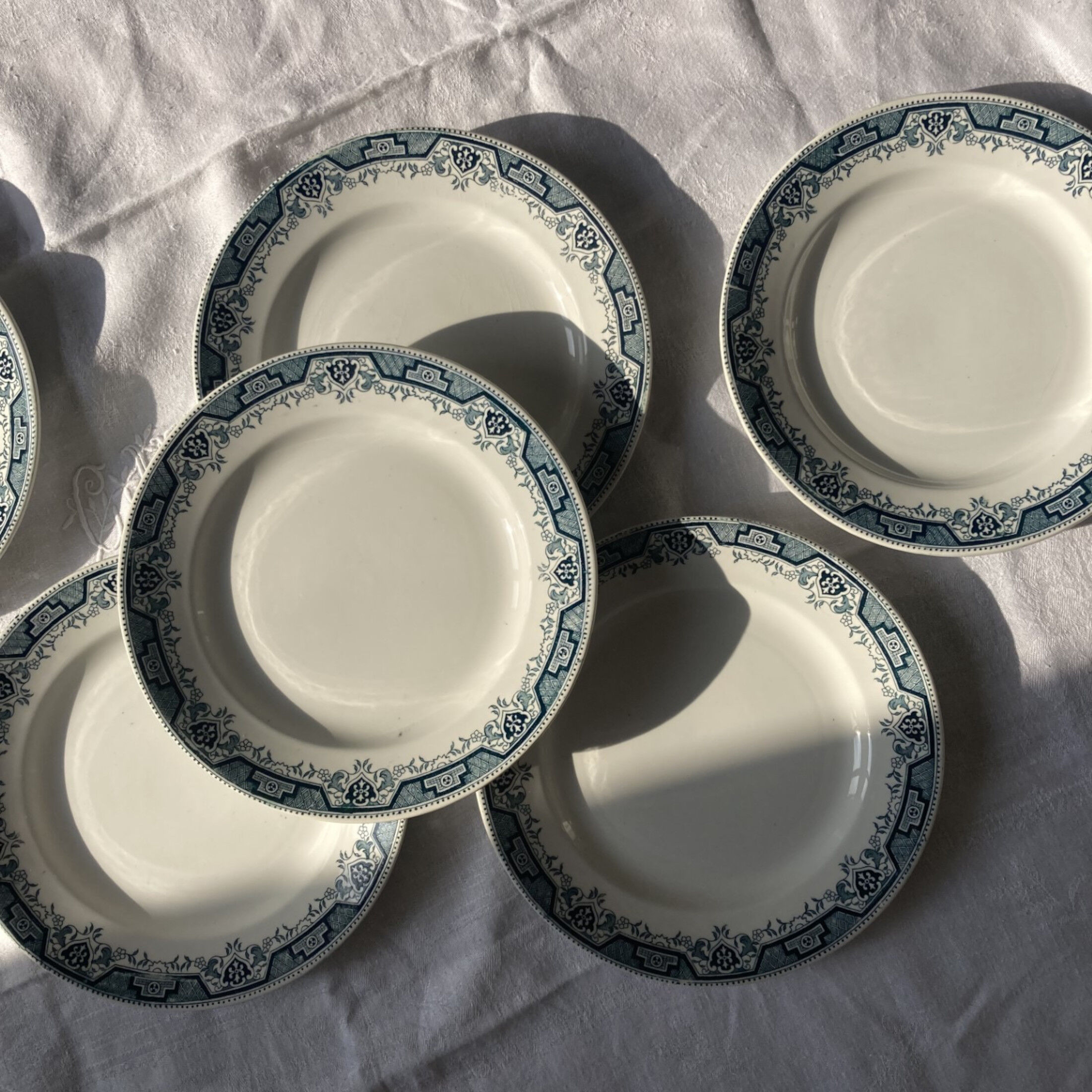 Set of 6 flat iron earth plates St Amand and Hamage model Morocco blue