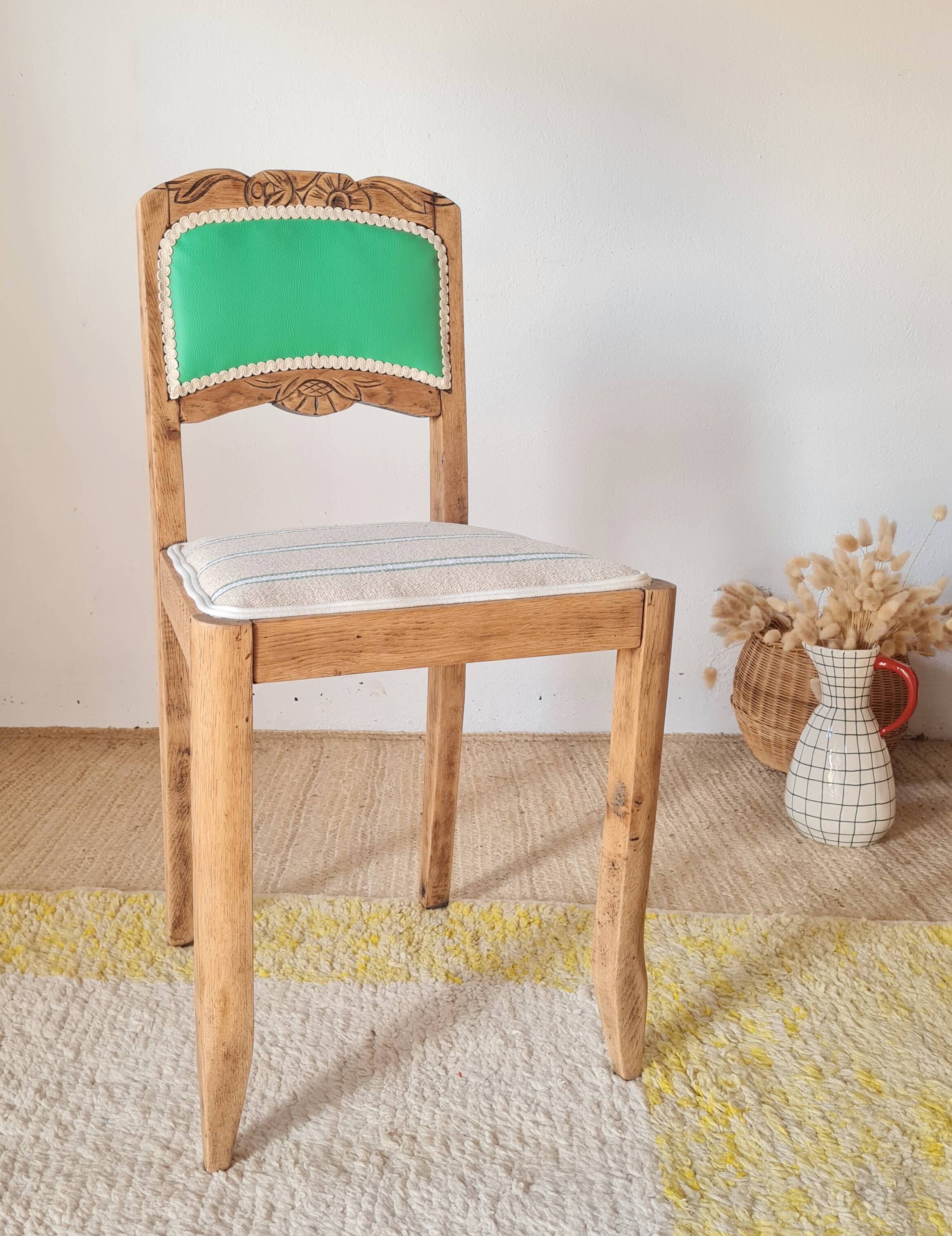 Chaise ancienne rénovée – bois sculpté et dossier vert