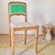 Chaise ancienne rénovée – bois sculpté et dossier vert