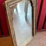 Miroir dans un ancien encadrement en bois de teck XVIIIème, usure et patine, Inde Rajasthan