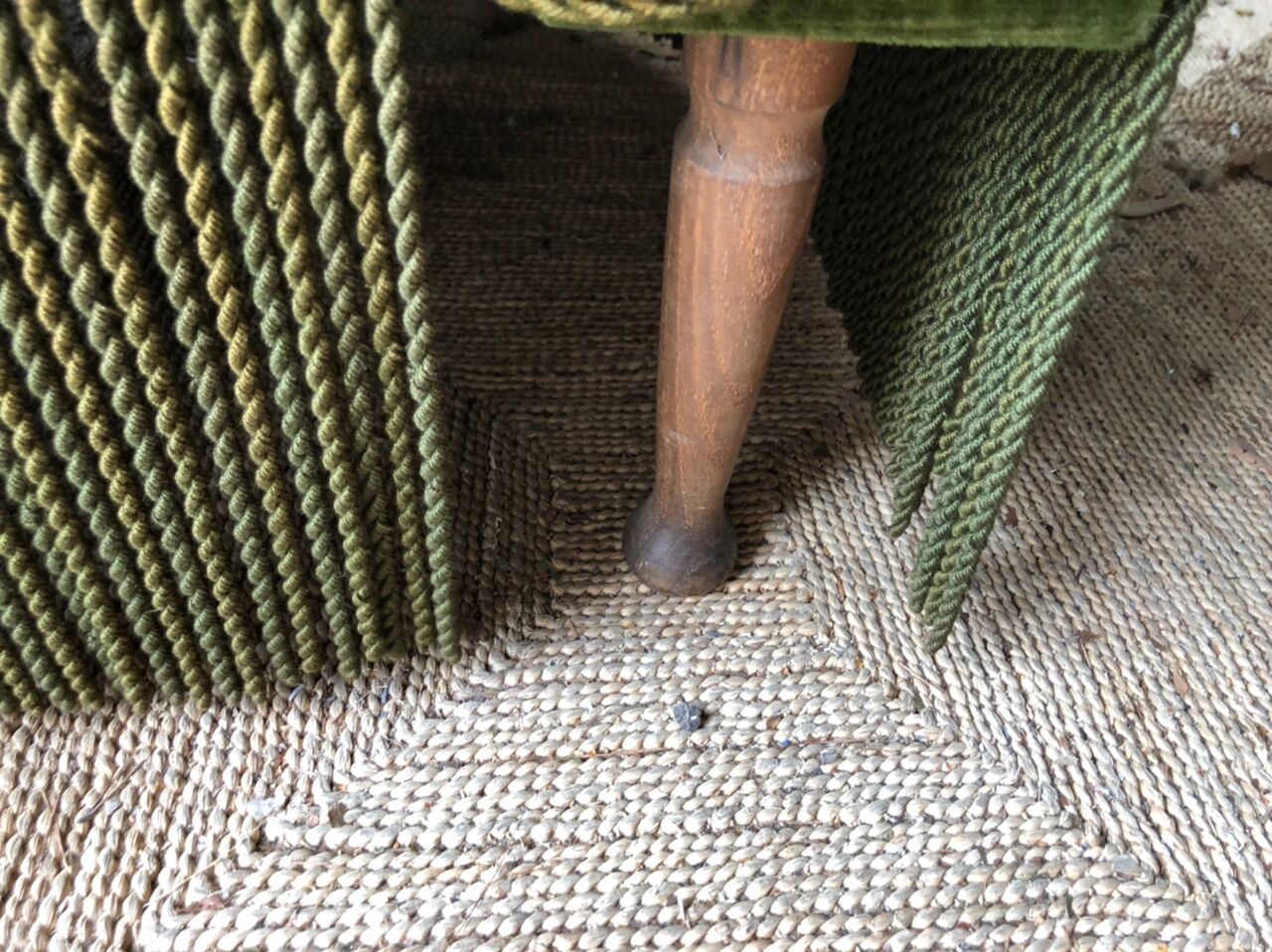 Toad sofa in green velvet