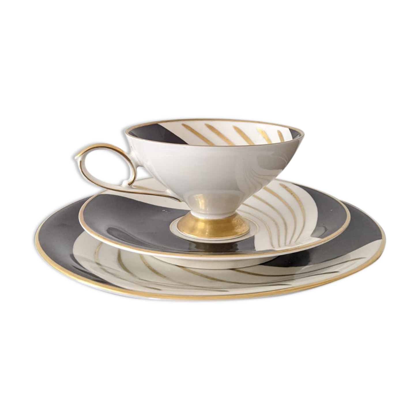 Tea cup with saucer and its vintage Art Deco style dessert plate.