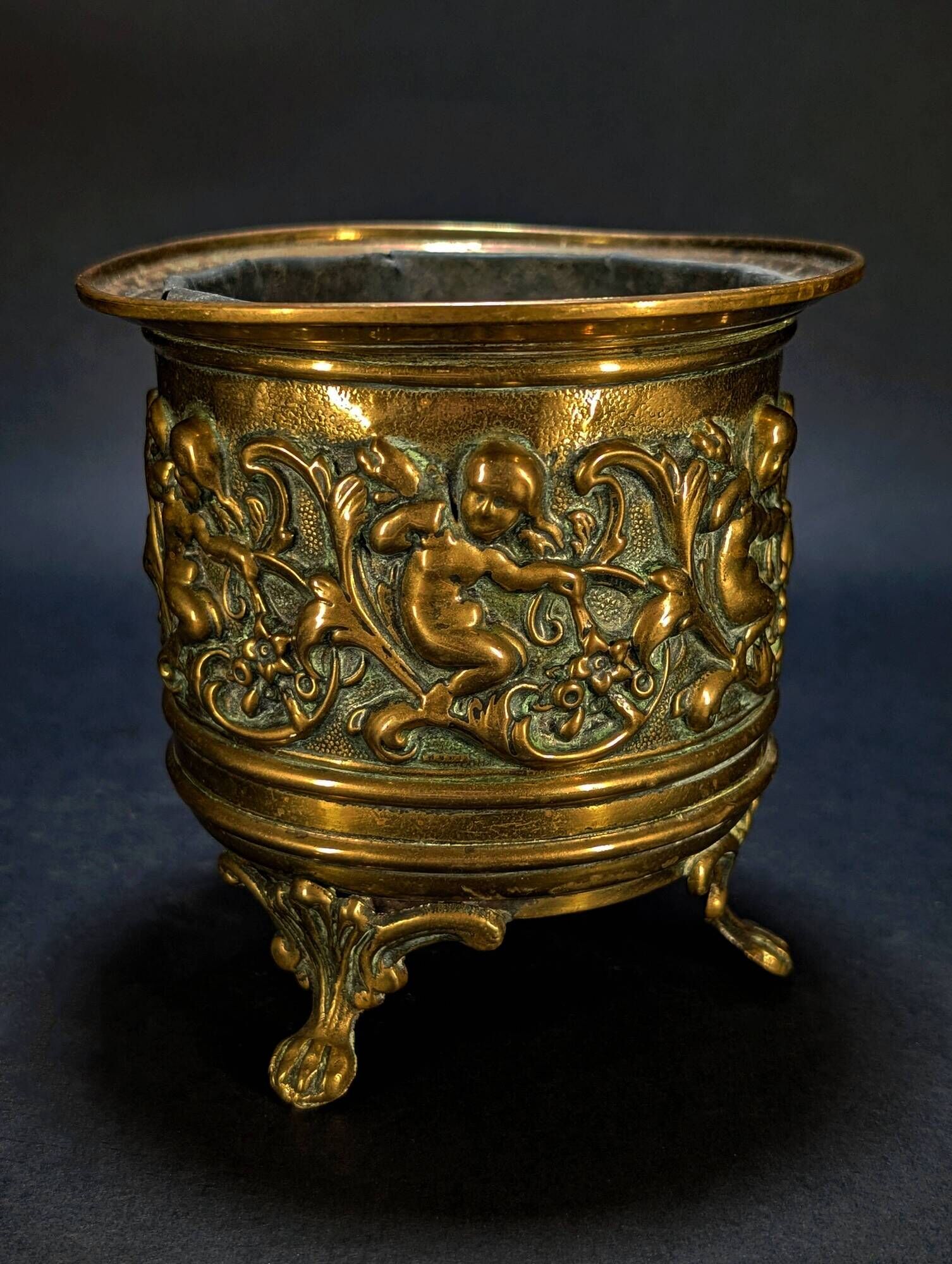 Small brass jardinière from the Napoléon III period.