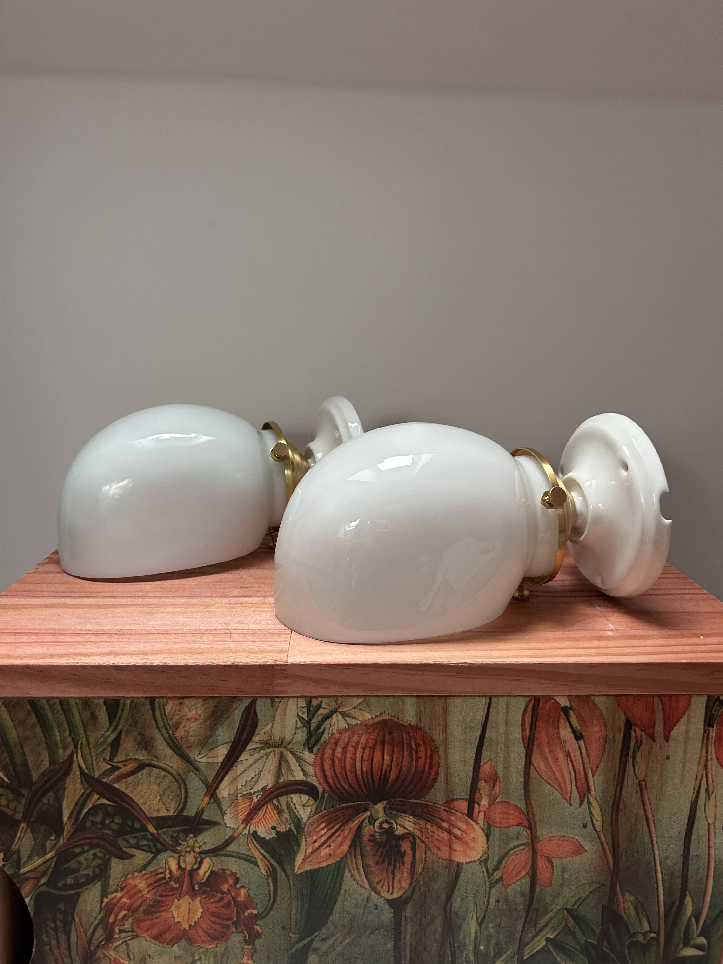 Paire d’appliques vintage en opaline blanche