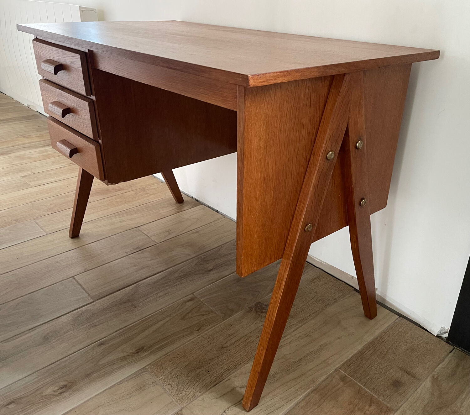 Bureau en chêne, piètement compas, 3 tiroirs, années 60