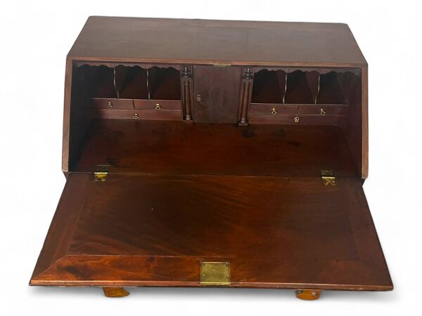 Commode, secrétaire, scriban de pente anglais en acajou, Angleterre XVIIIème