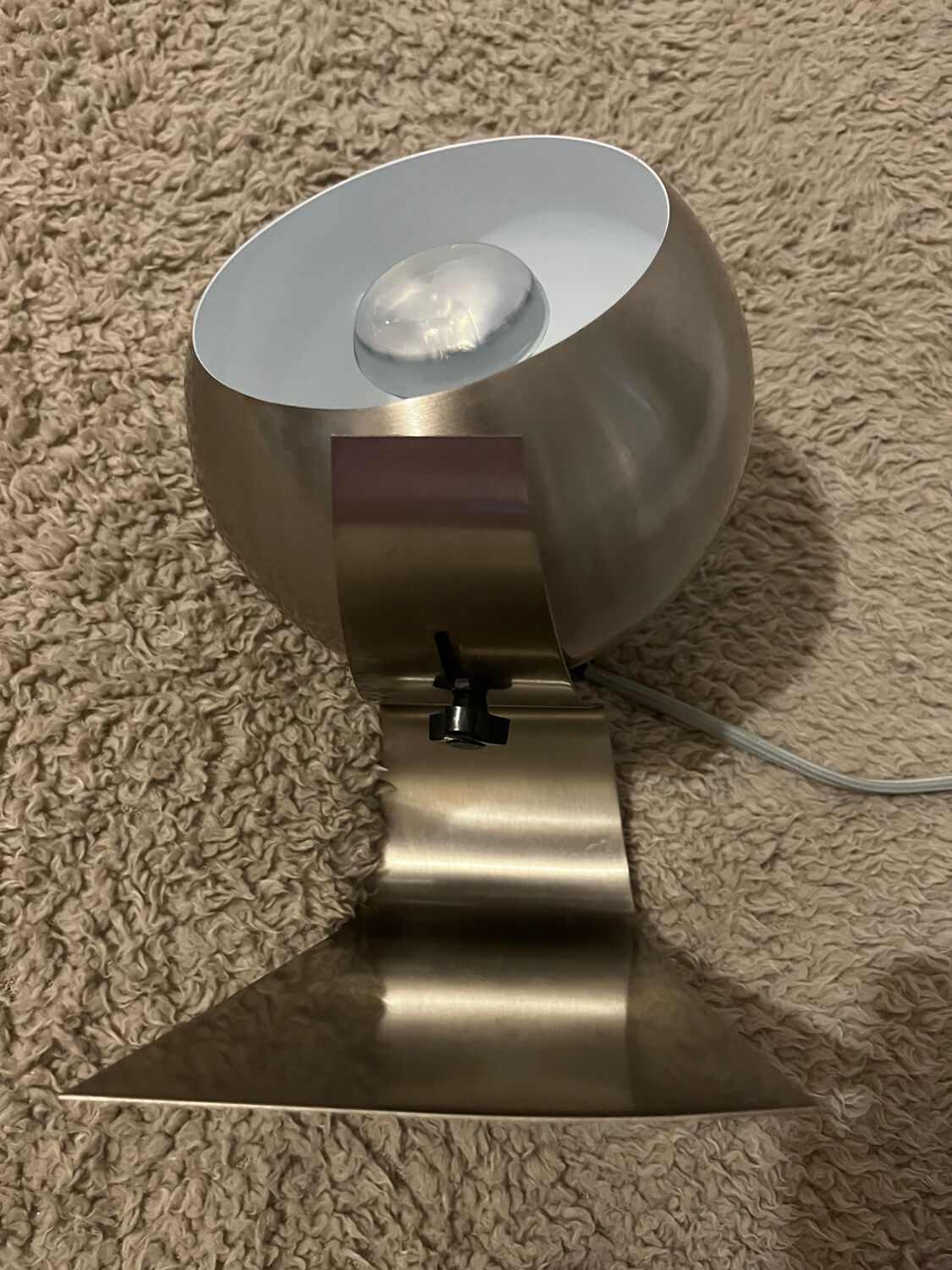 Adjustable eyeball table lamp