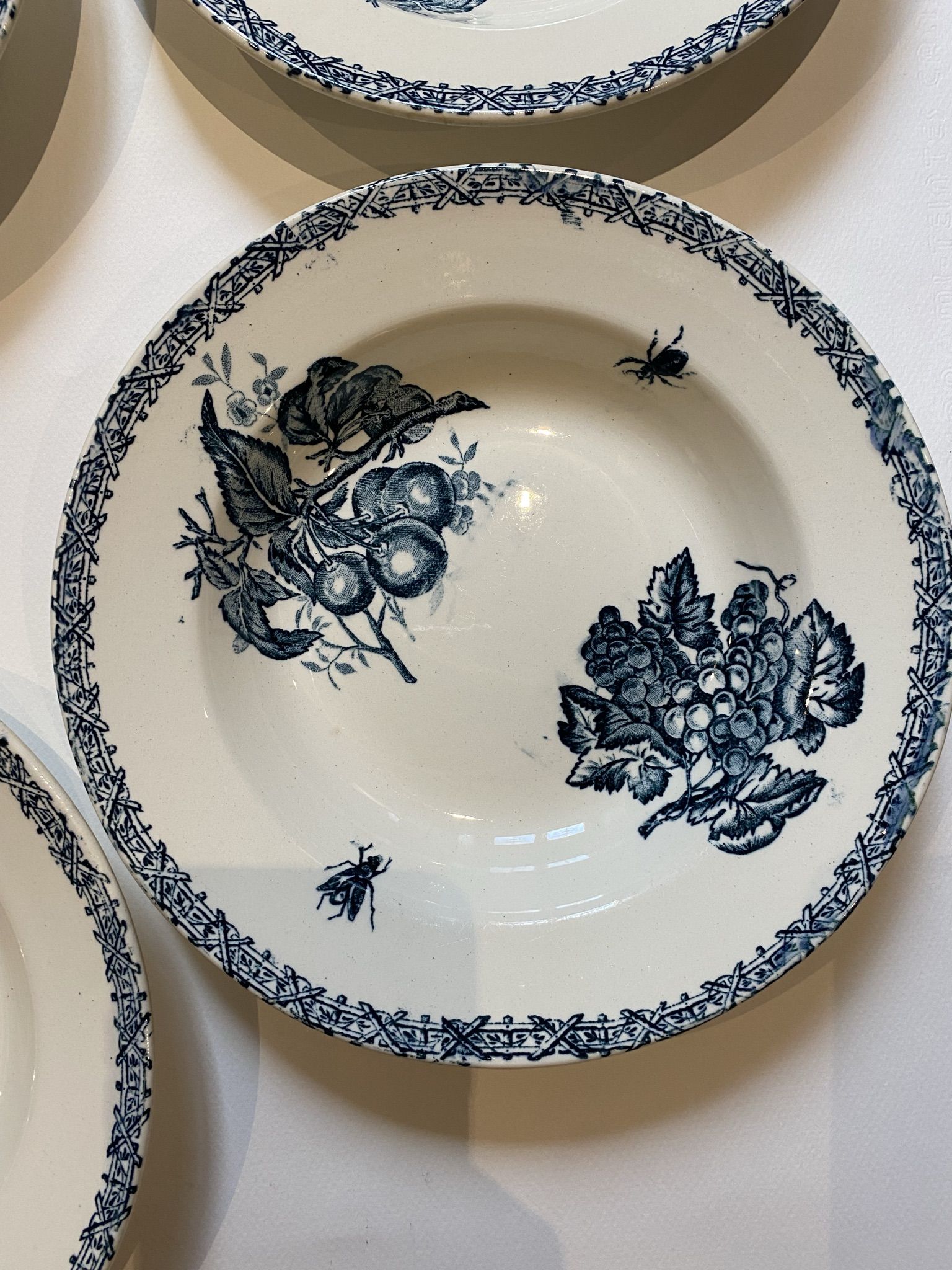 Set of 4 hollow plates, insect and fruit decorations, Manufacture Choisy le Roi, Terre de fer