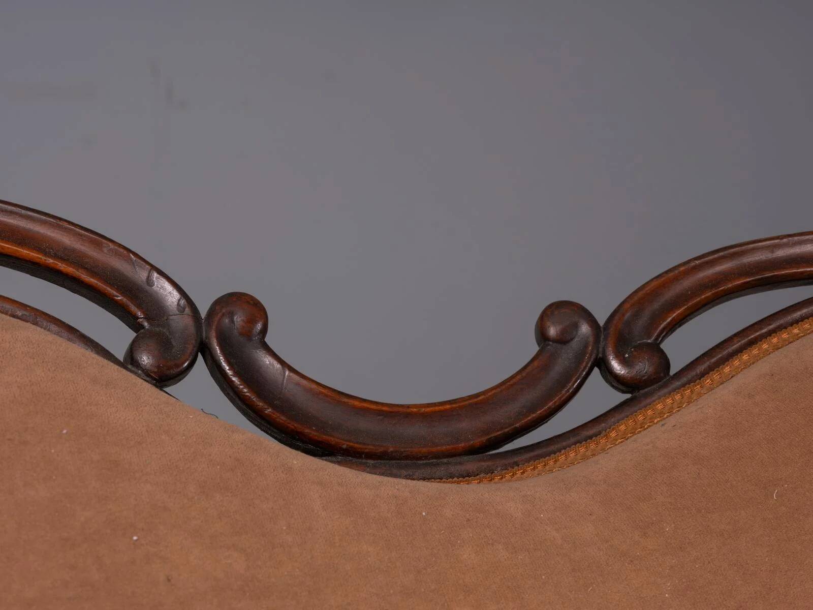 Sofa en bois vintage orné avec cadre décoratif sculpté et tapisserie marron, 175 × 114 × 80 cm