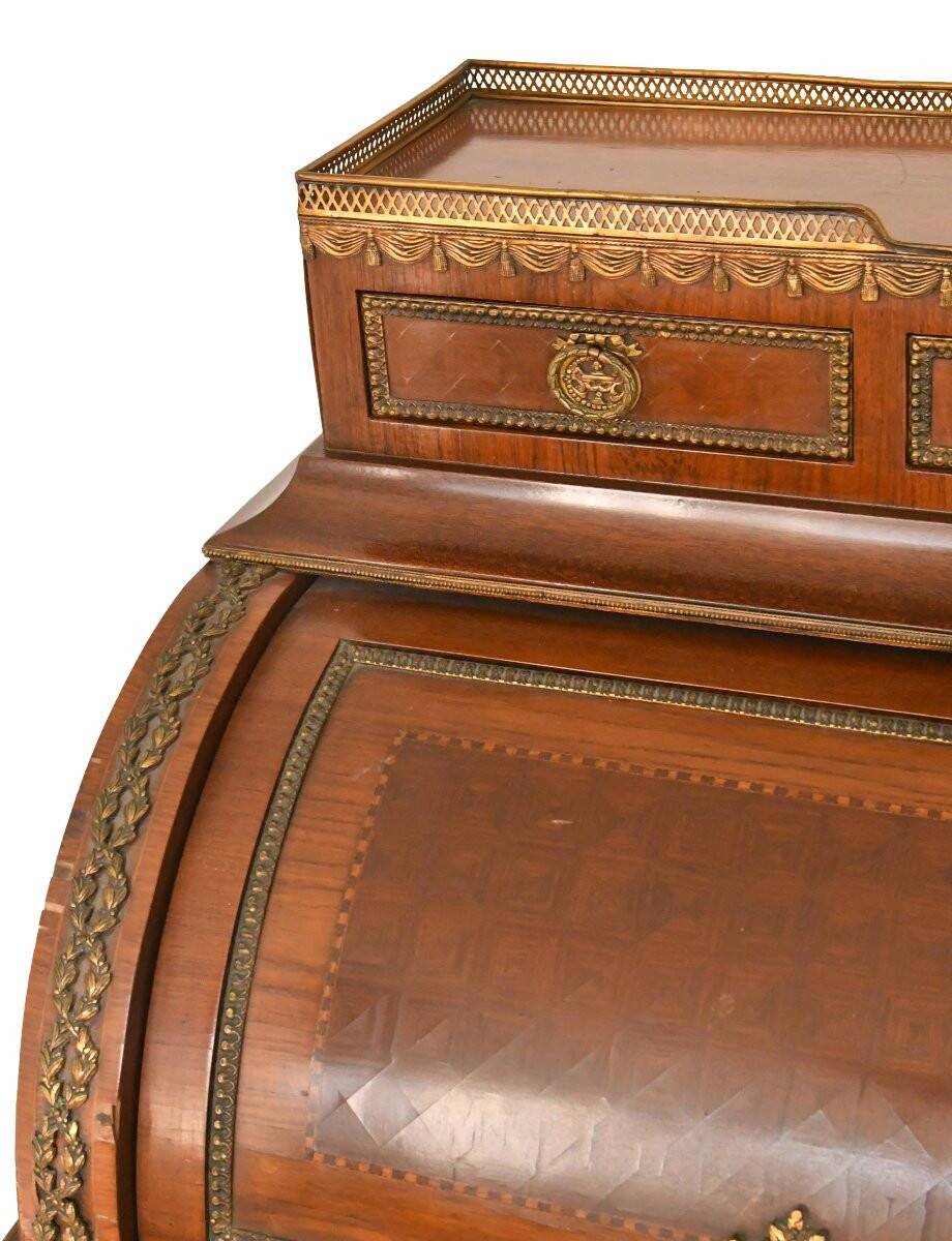 Bureau à cylindre de style Louis XVI en marqueterie