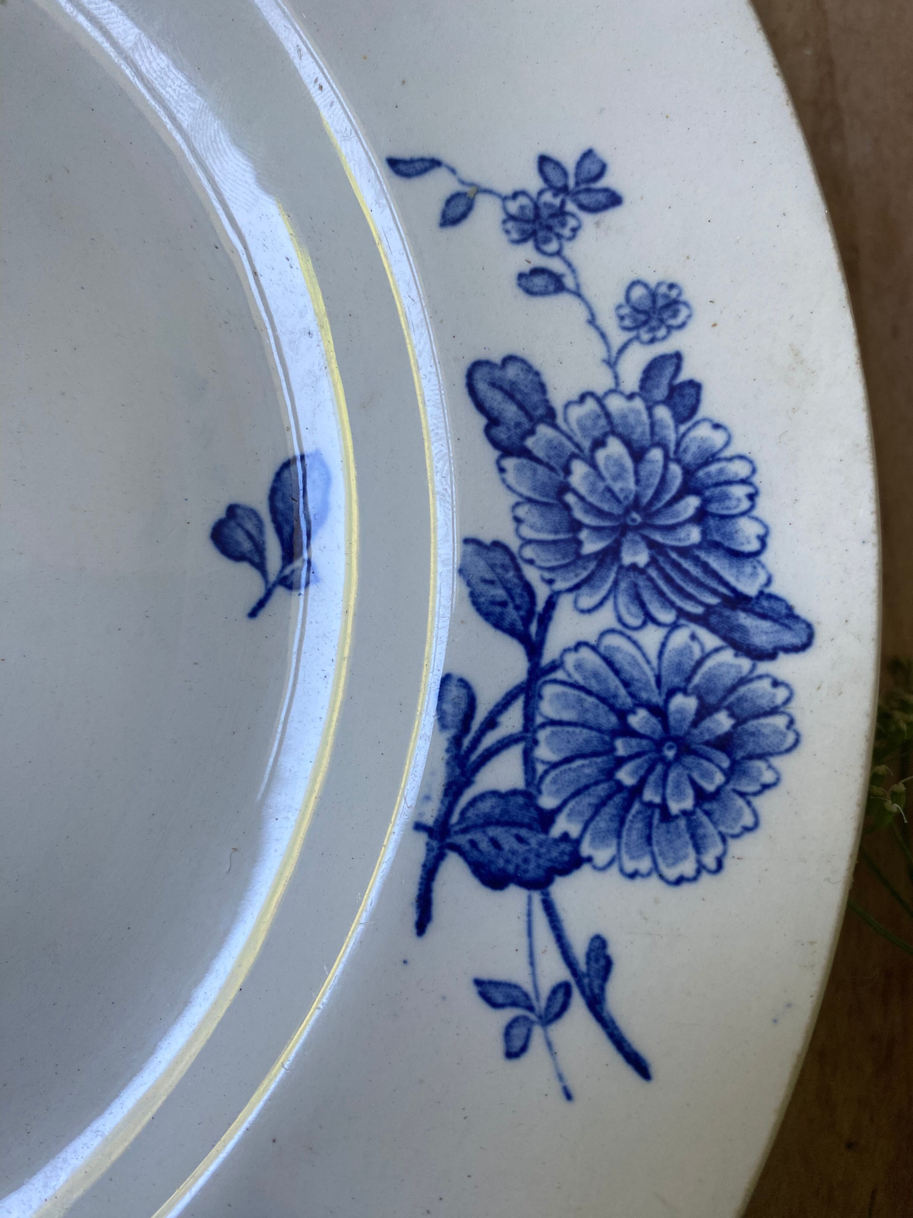 Assiette décor floral bleu KG Luneville