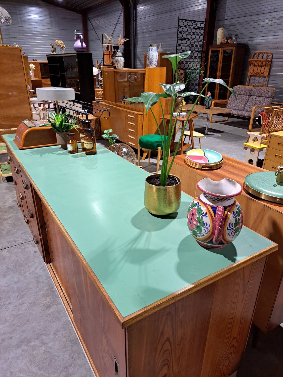 meuble de métier en bois ancien avec lame en formica