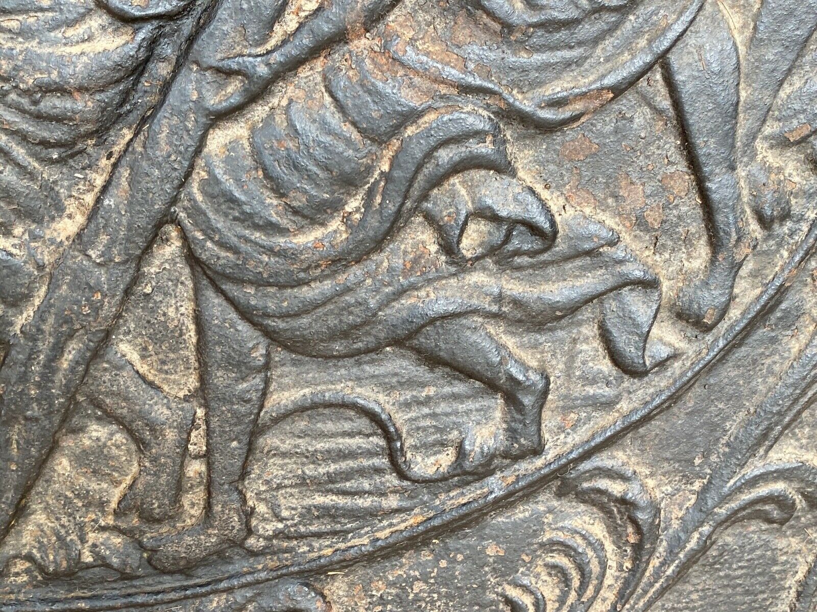 Plaque cheminée en fonte XVIII ème a decor de personnages arabesque
