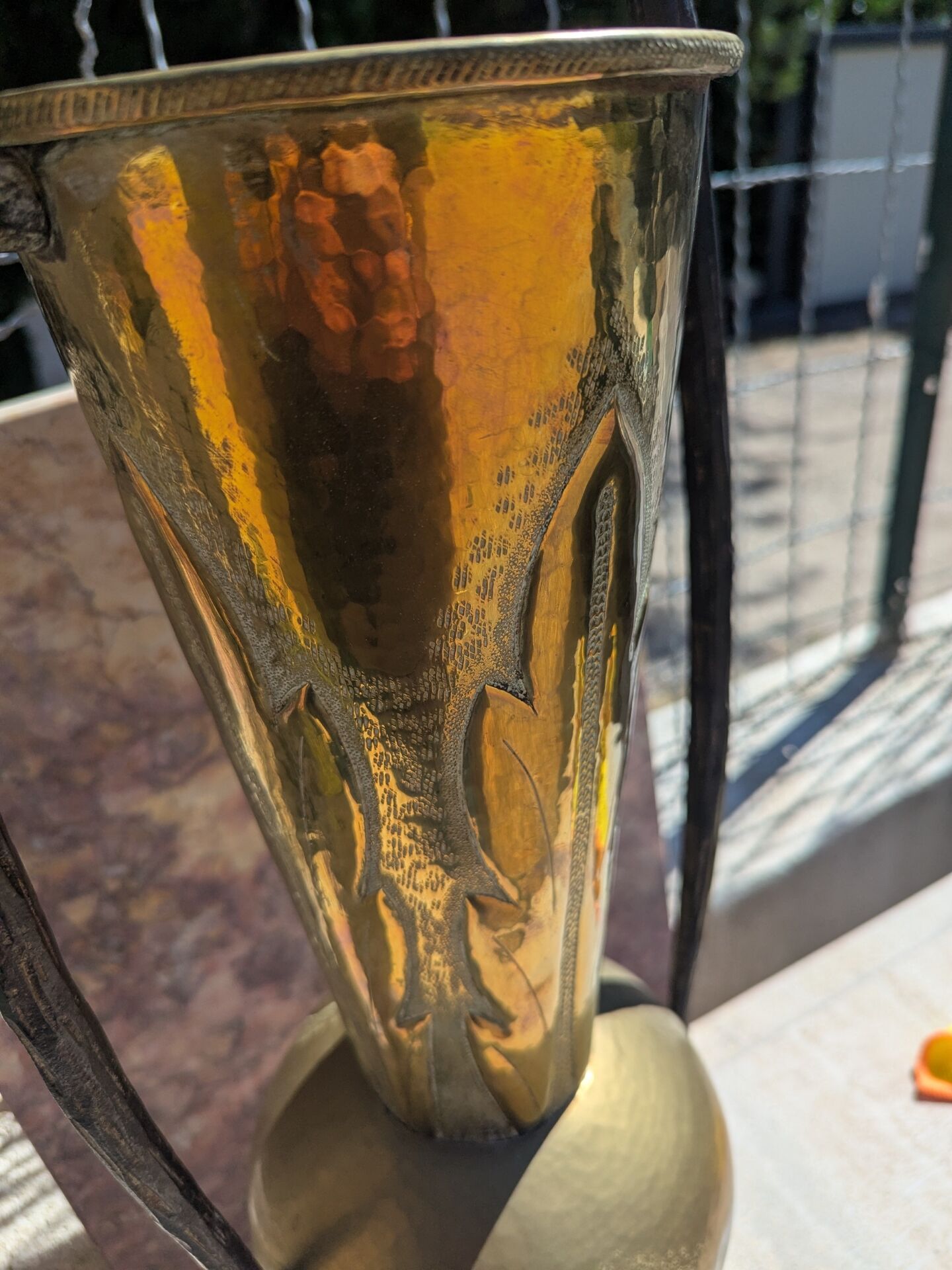 Grand vase Art Nouveau en dinanderie martelée, cuivre et fer forgé, Fr