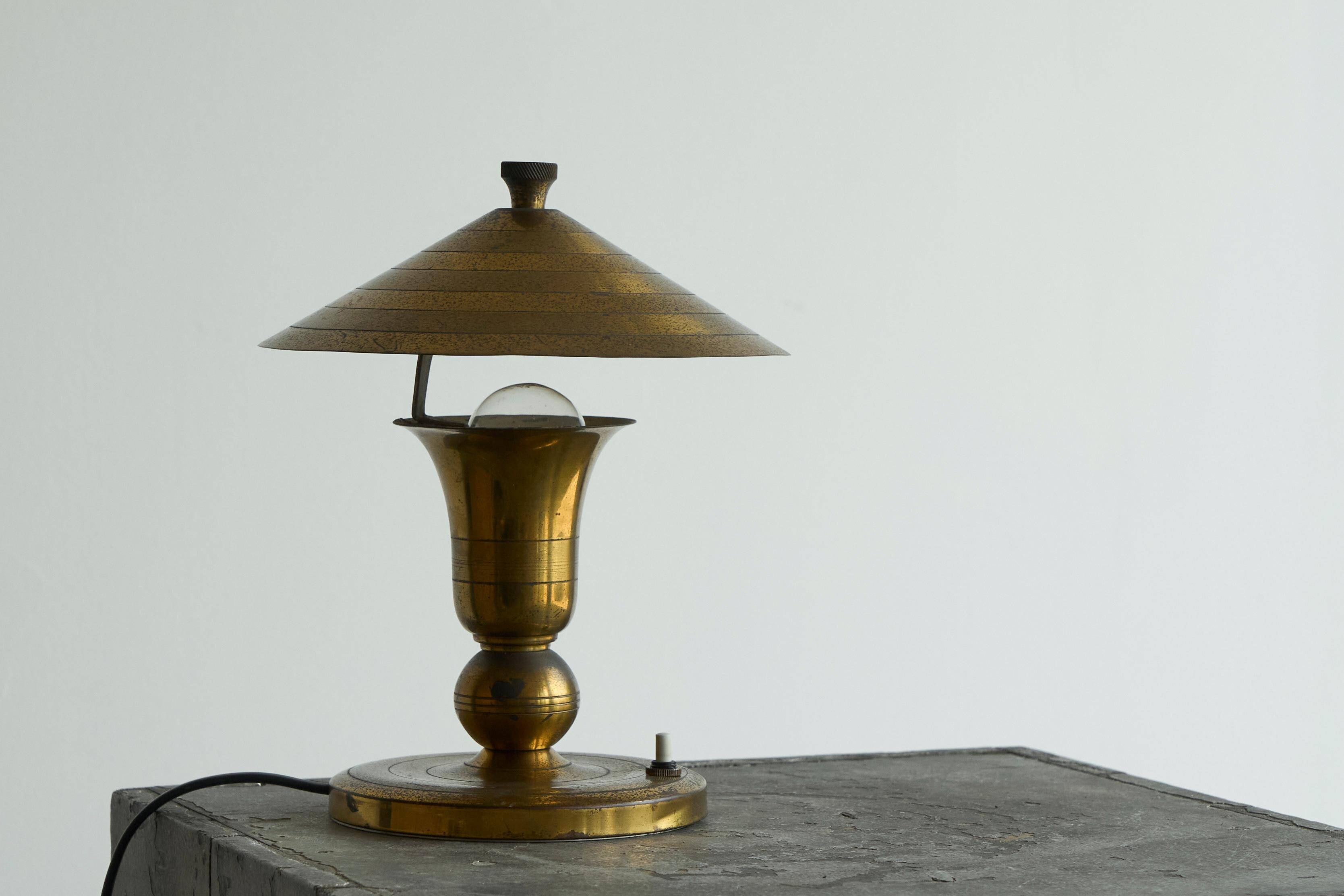 Art Deco table lamp in patinated brass from the 1940s.