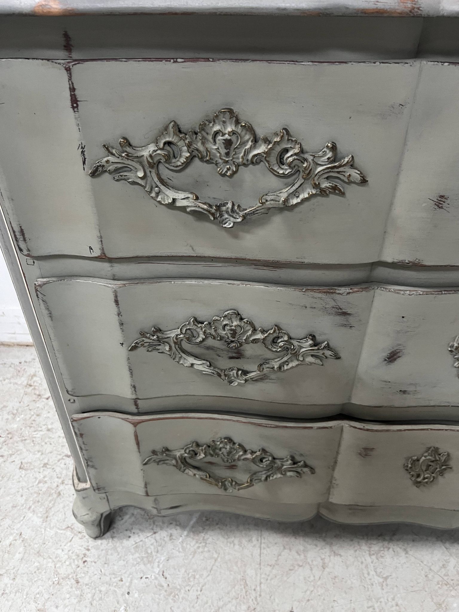 Commode arbalète de style Louis XV en chêne patiné XX siècle