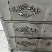 Commode arbalète de style Louis XV en chêne patiné XX siècle