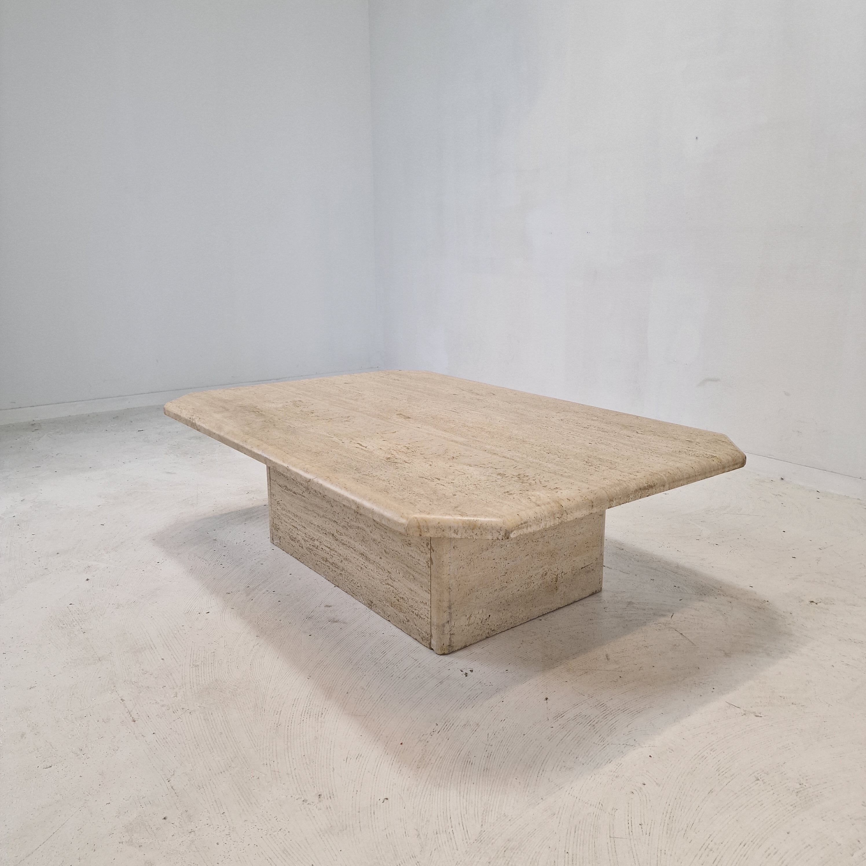 Italian coffee table in travertine, 1980s