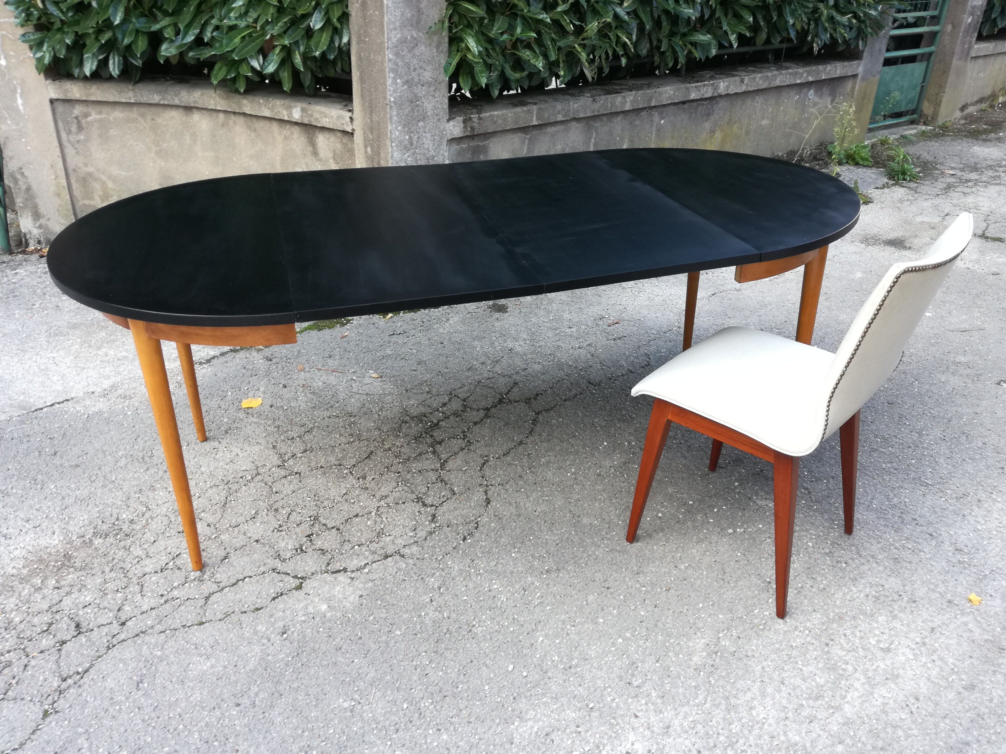 Expandable round dining table 2m46