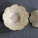 2 coupelles forme fleur en nacre et laiton, années 70-80