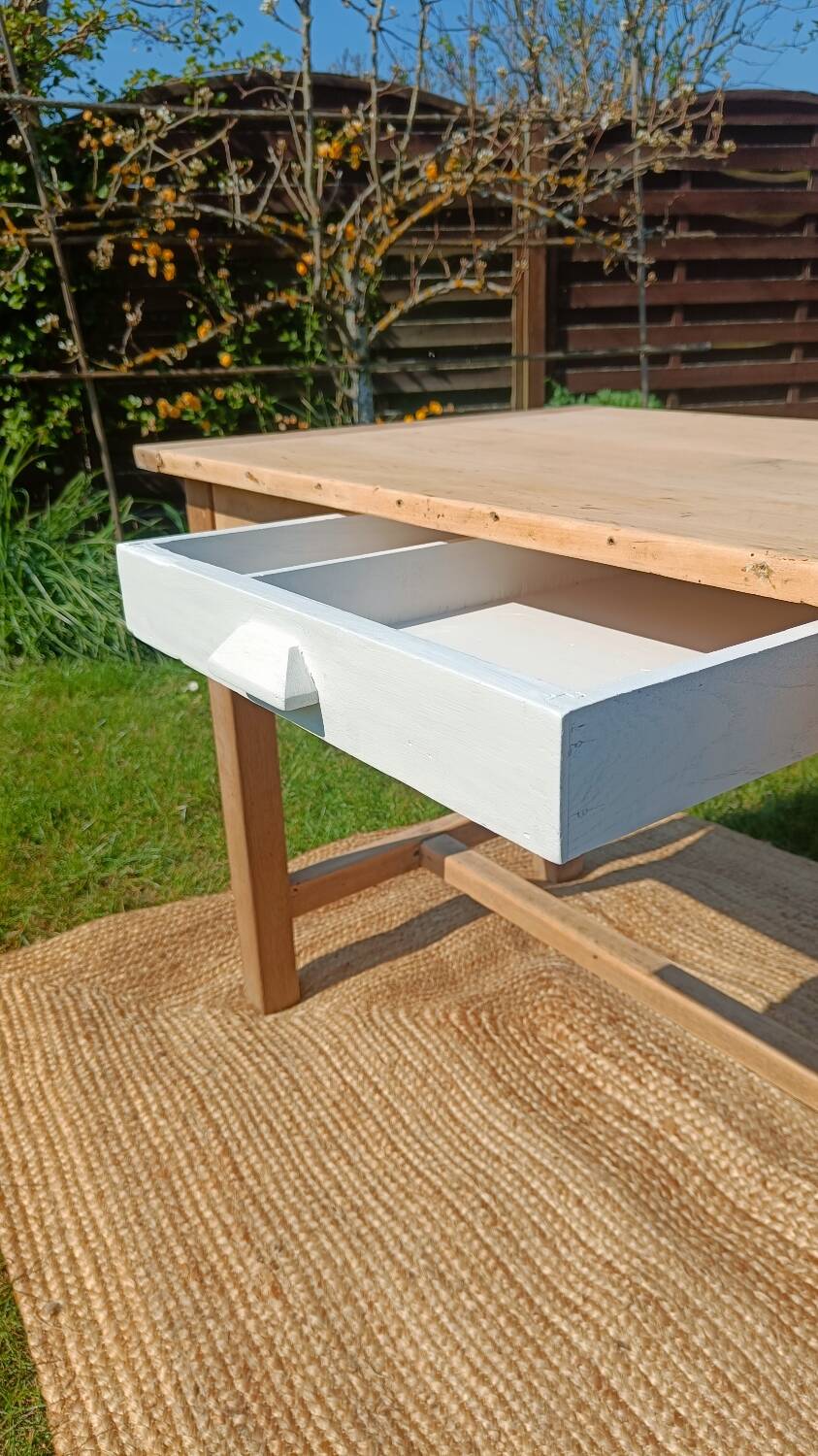 Old solid wood farmhouse table – chic country spirit