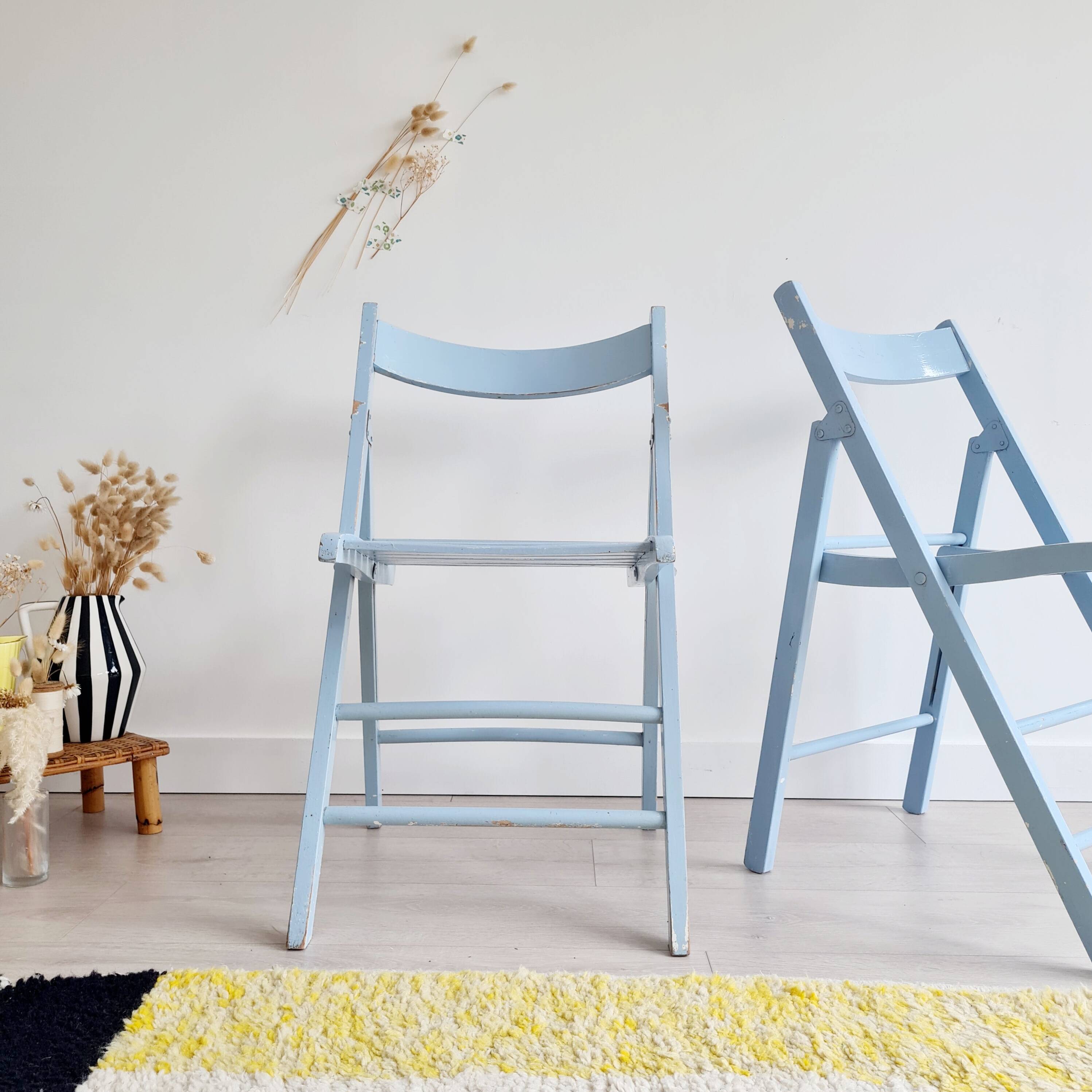 Blue folding chairs in lacquered wood