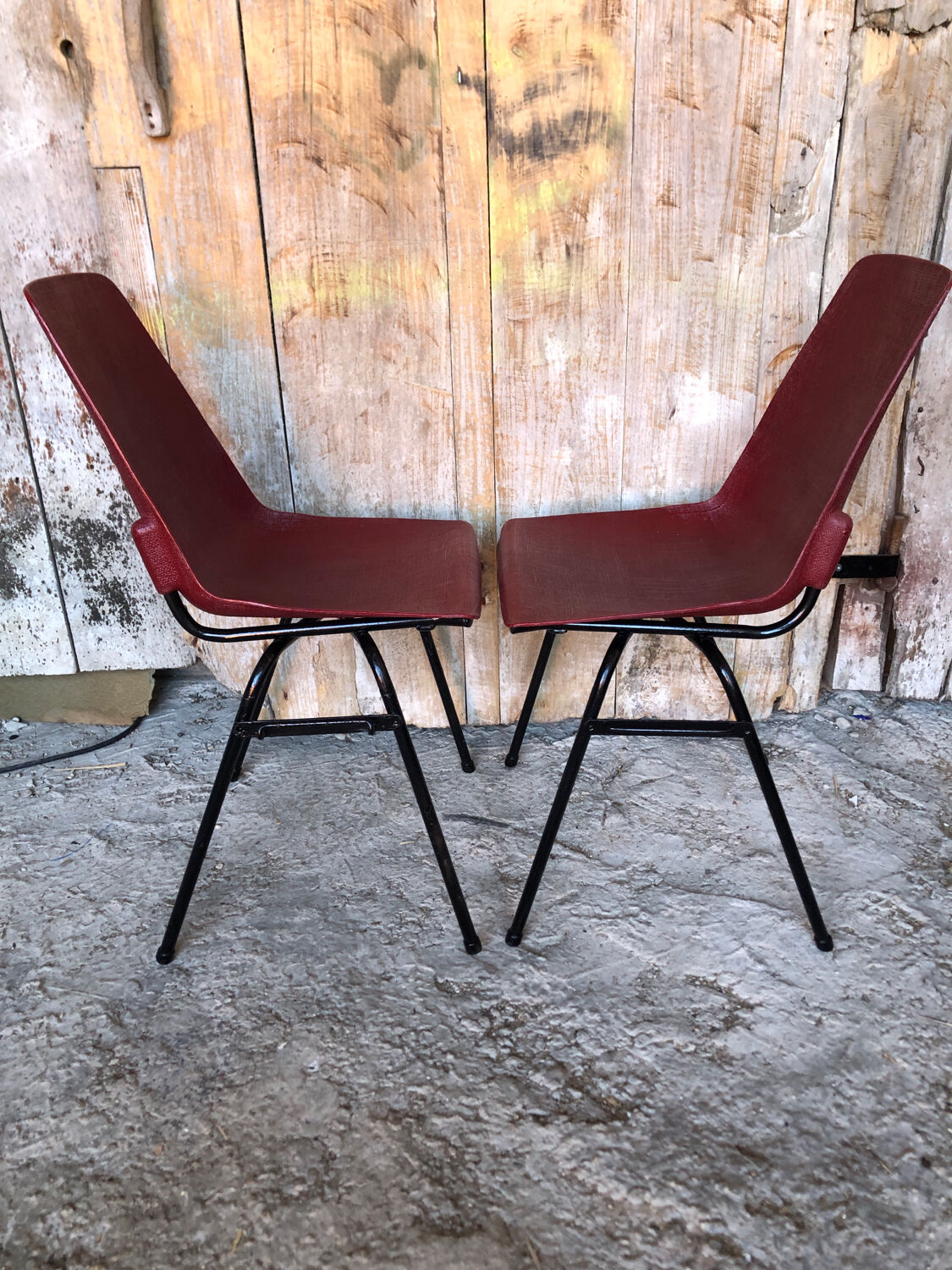 Pair of grosfillex chairs ref 2005 black metal and vintage burgundy shell -