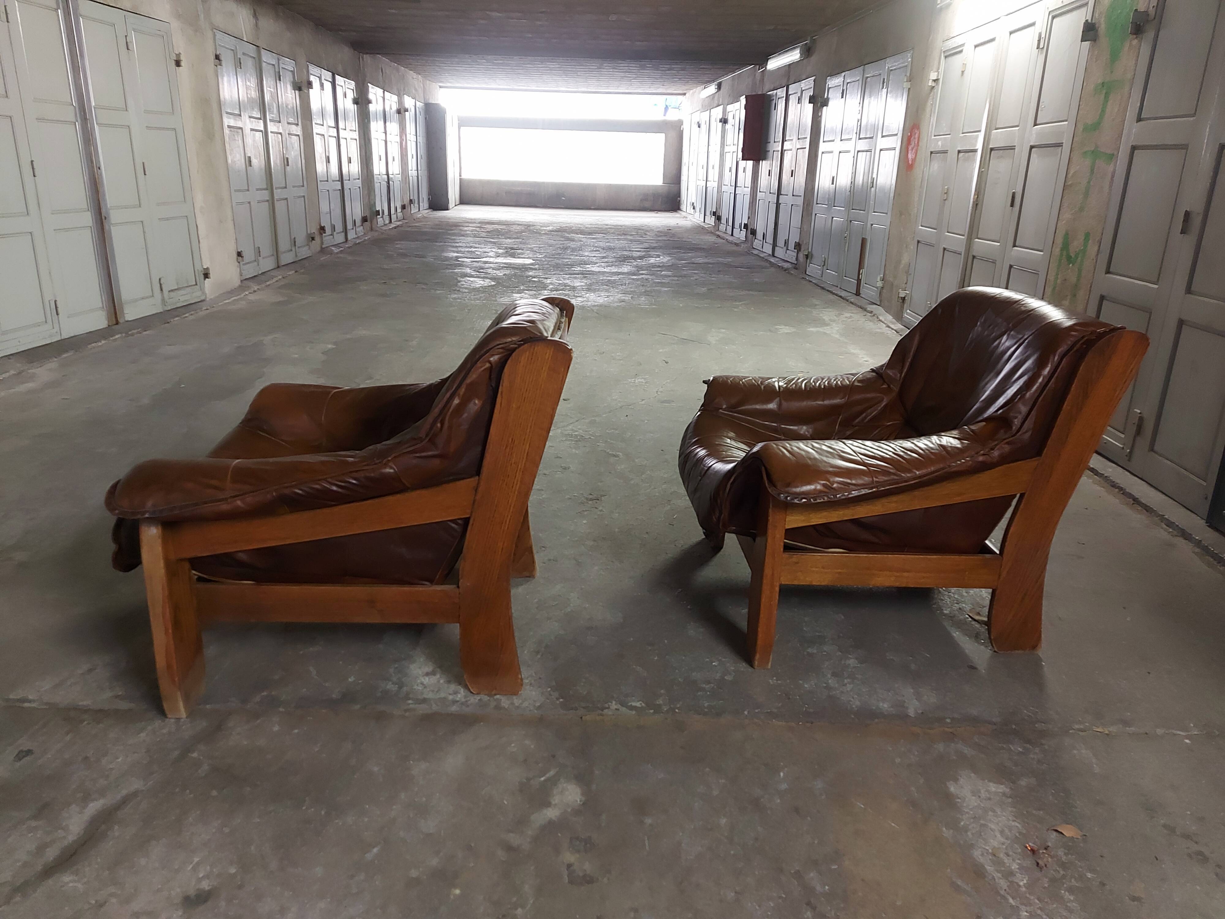 Armchairs in leather and vintage wood 70's